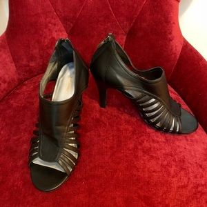 Avenue Sz9.5W Strapy shoe with 3.5" heels back zip